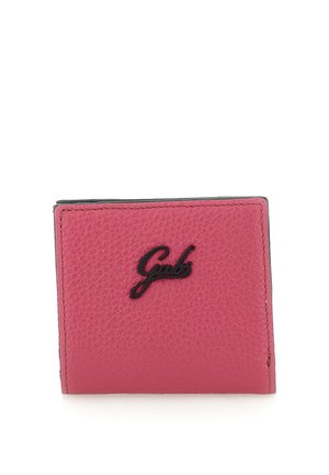 Portafoglio in pelle rosa testurizzata con logo nero "Gabs" centrato sulla parte frontale, stile pieghevole con cuciture visibili lungo i bordi.