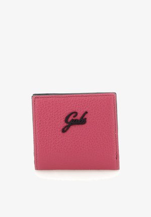 Portafoglio in pelle rosa testurizzata con logo nero "Gabs" centrato sulla parte frontale, stile pieghevole con cuciture visibili lungo i bordi.