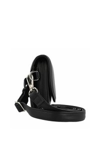 Bolso cruzado de cuero negro con cierre de cremallera, que presenta un clip de hardware plateado y una superficie texturizada. Correa ajustable dispuesta en espiral.
