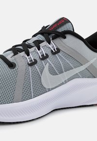 Nike Performance QUEST 4 - Väglöparskor - light smoke grey/black/siren red/white