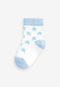 Calcetín blanco con patrón de estrellas azul claro, puño acanalado y suela texturizada. La punta y el talón también son de color azul claro. Apto para bebés o niños pequeños.