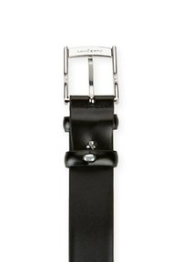 Czarny skórzany pasek z prostokątną srebrną klamrą z brandingiem. Gładka tekstura z centralnym paskiem i ozdobnym przyciskiem.