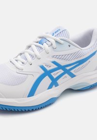 Hvide sportsko med blå accenter, overdel i mesh og syntetisk materiale, struktureret sål og fremtrædende Asics-logo. Har snørebåndslukning og polstret tunge.