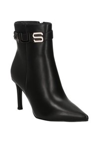 Stivaletto alla caviglia in pelle nera con punta appuntita, tacco a stiletto e cinturino decorativo con dettaglio in argento "4US". Texture liscia.