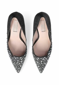 Ballerines à bout pointu en tissu gris foncé ornées de strass argentés, avec un empeigne basse et une doublure intérieure lisse.