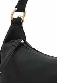 Borsa in pelle nera con chiusura a zip, hardware dorato e forma strutturata. La tracolla include un accentuato anello staccabile.