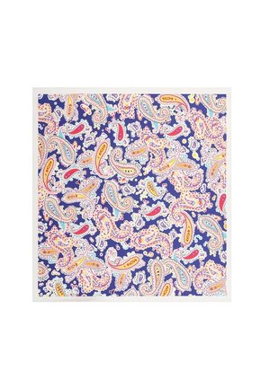 Kwadratowa tkanina z żywym wzorem paisley w kolorach różowym, pomarańczowym, niebieskim i żółtym na ciemnoniebieskim tle z białą obwódką.