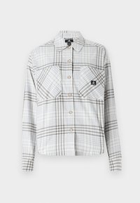 Camisa xadrez em branco, cinza e azul claro. Apresenta dois bolsos no peito e fecho com botões. Feita de tecido leve com mangas longas.