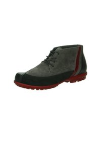 Grijze suède enkellaarsjes met zwarte leren accenten en een rode rubberen zool. Voorzien van veters en een rond toel ontwerp.