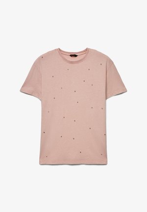 T-shirt rose clair à manches courtes en coton, avec des clous métalliques dispersés comme détails. Col rond et coupe décontractée.