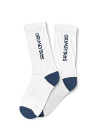 Calcetines blancos acanalados de corte crew con acentos azules en el talón y la puntera, que presentan el texto en navy "GRIMEY BOYS" en el puño.