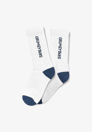 Calcetines blancos acanalados de corte crew con acentos azules en el talón y la puntera, que presentan el texto en navy "GRIMEY BOYS" en el puño.
