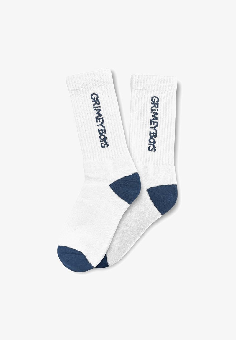 Calcetines blancos acanalados de corte crew con acentos azules en el talón y la puntera, que presentan el texto en navy "GRIMEY BOYS" en el puño.