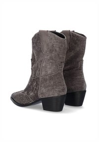 Botas de vaquero de ante gris con un acabado texturizado, puntera puntiaguda, costuras decorativas y acentos en la puntera. Tacón bajo.