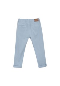 Ljusblå byxor, bomullsmaterial, slim fit, uppvikta ärmslut, två bakfickor, lädermärke vid midjan, slät textur.