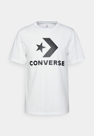 Biała koszulka z krótkim rękawem i okrągłym dekoltem z czarnym logo Converse w kształcie gwiazdy i szewrona oraz tekstem na środku przodu.