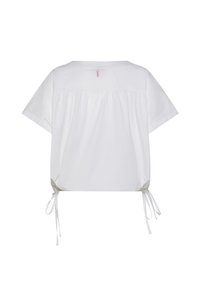 Camiseta blanca de algodón con un ajuste holgado, mangas cortas, lados fruncidos con lazos y una costura trasera recogida. Diseño simple y minimalista.