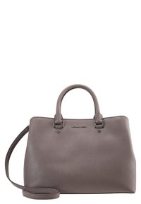 Grijze leren handtas met dubbele bovenhandgrepen, afneembare schouderriem, subtiele metalen accenten en een gladde textuur.