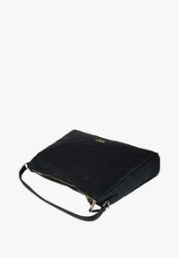 Borsa per laptop nera trapuntata con chiusura a zip e una tracolla singola; presenta particolari in metallo color oro e una texture liscia.