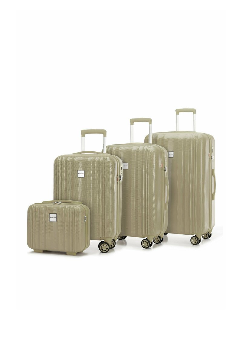 Cuatro maletas rígidas en color beige, con una textura estriada, asas telescópicas y ruedas giratorias. Incluye una pequeña maleta de mano.