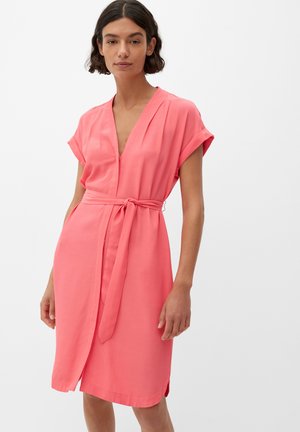 MIT GÜRTEL - Shirt dress - coral