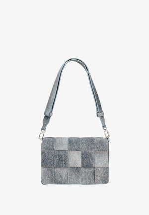 Denim håndtaske med et patchwork design i varierende nuancer af blå. Har en tynd, justerbar rem og hardware i sølvfarve.