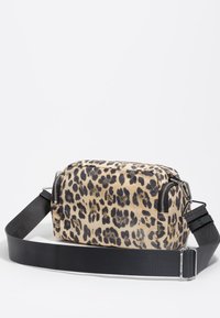 Bolso cruzado de estampado de leopardo fabricado en tejido; forma rectangular con correa ajustable negra y cierre con cremallera. Acentos de hardware en plata.