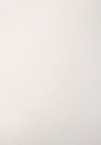 Weißer Stoff mit glatter Textur und subtilem Glanz, der ein feines, gewebtes Muster aufweist, das eine leichte Dimension verleiht.