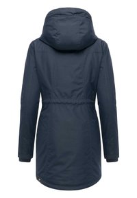 Granatowa parka z kapturem, taliowana i z długimi rękawami. Posiada gładki, wodoodporny materiał oraz nieco wydłużony krój.