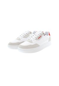 Vita och ljusgrå sneakers med en slät läderöverdel, perforerad tå och en texturerad hälaccent i rött. Gummisula med en enkel design.