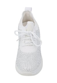 Scarpa sportiva bianca con tomaia strutturata caratterizzata da strass argento, punta rotonda e lacci piatti. Design slip-on con linguetta per facilitare l'indosso.