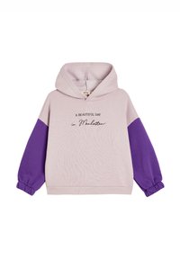 Felpa rosa chiaro con maniche viola e cappuccio con cordino. Presenta il testo "UN BEL GIORNO a Manhattan" in un font scritto a mano.