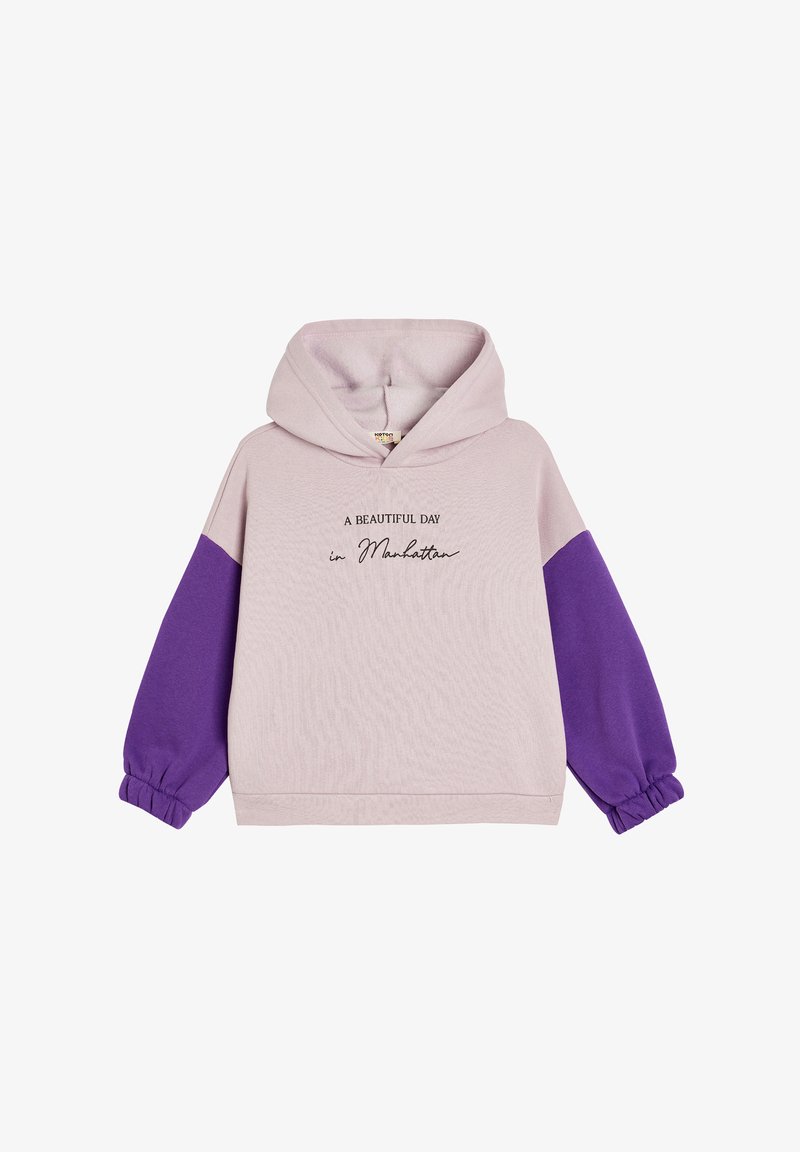 Felpa rosa chiaro con maniche viola e cappuccio con cordino. Presenta il testo "UN BEL GIORNO a Manhattan" in un font scritto a mano.