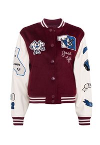 Bordowa i biała kurtka uniwersytecka z haftowanymi łatami, w tym postaciami i tekstem, ze ściągaczem przy kołnierzu i zapięciem na guziki.