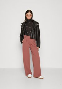 JDY JDYGEGGO LIFE  NEW LONG NOOS - Hlače - rose brown/black