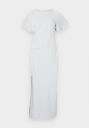 Vestido azul claro, até ao joelho, com decote redondo, mangas curtas e esvoaçantes, franzido lateral e uma fenda subtil na bainha, feito de tecido suave.