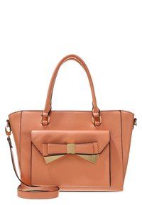 Světle broskvová kabelka vyrobená z umělé kůže. Má ozdobu ve tvaru mašle, zlaté kování a odnímatelný ramenní popruh. Obdélníkový tvar s kontrastním prošíváním.