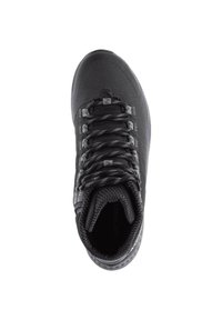 Scarpa da trekking nera con tomaia in mesh, sistema di allacciatura testurizzato e colletto imbottito, rinforzata nella zona delle dita e con suola in gomma.