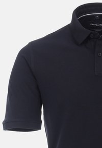 Navy polo paita, joka sisältää kauluksellisen kauluksen, lyhyet hihat ja teksturoitua kangasta. Mukana painonappiyksityiskohtia ja istuva muotoilu.