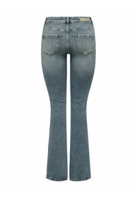 Išblukę mėlyni džinsiniai plačios kojų kelnės su prigludusia juosmena, dviem galinėmis kišenėmis ir subtilia išplautų audinių tekstūra. Apačia šiek tiek nutrinta.