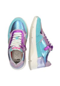 Multicolour sneakers met een glanzend turkooise en paarse metallic bovenkant, witte veters en een getextureerde zool. Geaccentueerd met een roze logo-label.