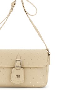 Borsa a spalla in faux pelle beige con dettagli a borchie, chiusura a patta e fibbia decorativa. Dotata di tracolla removibile.
