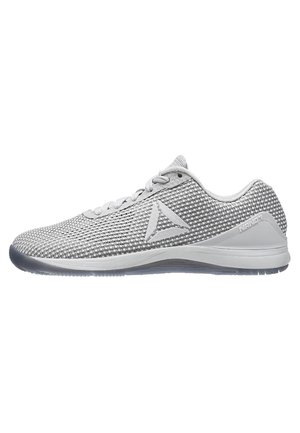 Lysegrå atletiksko med meshstof, hvid Reebok-logo på siden, hvid mellemsål og mørkegrå ydersål, set fra ydersiden.
