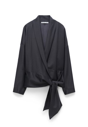 Ciemnoszara bluzka kopertowa z długimi rękawami, szerokim kołnierzem i wiązaniem z przodu. Gładka, lekka tkanina o lekko błyszczącej fakturze.