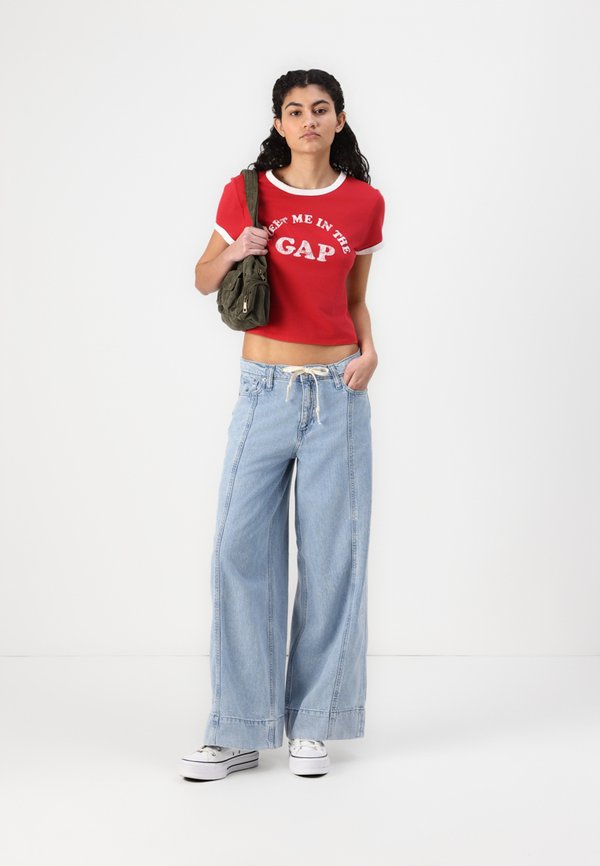 LOGO MEET ME CROP CREW - Print T-shirt3