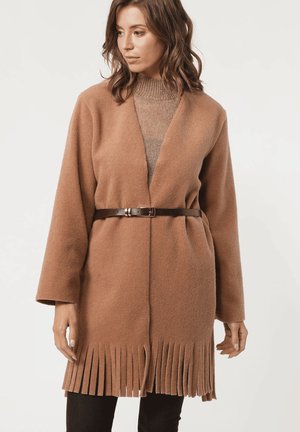 CON FLECOS Y CINTURÓN - Abrigo corto - camel