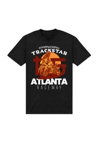 Camiseta de algodón negra con un gráfico de un piloto de motociclismo contra un fondo circular rojo-naranja, con el texto "TRACKSTAR ATLANTA RACEWAY".