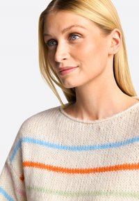 Wollpullover mit lockerer Passform, cremefarbener Basis und horizontalen Streifen in Blau, Orange, Grün und Pink. Strukturierter Strick mit Rundhalsausschnitt.