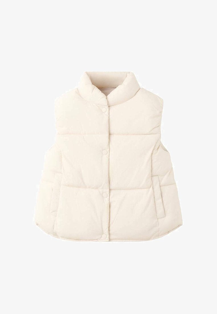 Vesta pufată matlasată, fără mâneci, de culoare alb-murdar, cu guler înalt și închidere frontală cu capse.