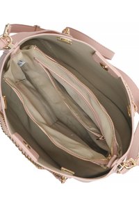 Borsa a mano in pelle rosa chiaro con più scomparti interni, inclusi tasche con cerniera, e dettagli in metallo dorato.